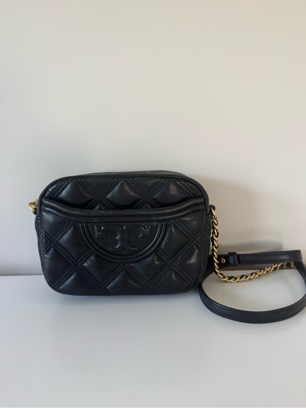 TORY BURCH FLEMING SOFT CAMERA BAG Black leather crossbody bag, gold chain